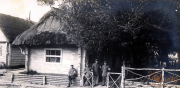 Soldaten des III. Batl. IV Thüring. Inf. Regt. 72 vor einem traditionellen Haus in ländlicher Umgebung