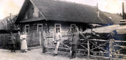 Militärpersonal des III. Bataillons des IV. Thüringischen Infanterie-Regiments 72 vor einem ehemaligen Bauernhaus