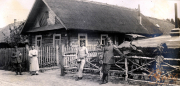 Militärpersonal des III. Bataillons des IV. Thüringischen Infanterie-Regiments 72 vor einem ehemaligen Bauernhaus