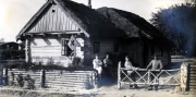 Soldaten des III. Batl. IV Thüring. Inf. Regt. 72 posieren vor einem traditionellen Bauernhaus in der ländlichen Umgebung
