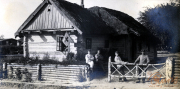 Soldaten des III. Batl. IV Thüring. Inf. Regt. 72 posieren vor einem traditionellen Bauernhaus in der ländlichen Umgebung