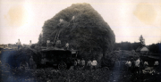 Bauern bei der Heuernte im III. Bataillon des IV. Thüringischen Infanterie-Regiments 72 im frühen 20. Jahrhundert