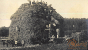 Hochstapeln von Heu durch das III. Bataillon des IV. Thüringischen Infanterie-Regiments 72 im ländlichen Deutschland
