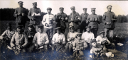Soldaten des III. Bataillons des IV. Thüringischen Infanterie-Regiments 72 beim Essen im Freien während des Ersten Weltkriegs