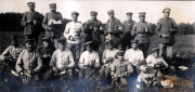 Soldaten des III. Bataillons des IV. Thüringischen Infanterie-Regiments 72 beim Essen im Freien während des Ersten Weltkriegs