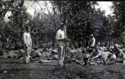 Soldaten des III. Bataillons des IV. Thüringischen Infanterie-Regiments 72 während der Ruhepause im Freien
