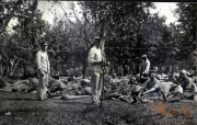 Soldaten des III. Bataillons des IV. Thüringischen Infanterie-Regiments 72 während der Ruhepause im Freien