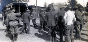 Soldaten des III. Batl. IV Thüring. Inf. Regt. 72 unterhalten sich in einem Militärlager während des Ersten Weltkriegs