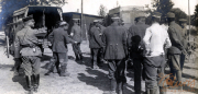 Soldaten des III. Batl. IV Thüring. Inf. Regt. 72 unterhalten sich in einem Militärlager während des Ersten Weltkriegs