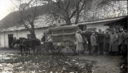 Soldaten des III. Batl. IV Thüring. Inf. Regt. 72 vor einem Krankenwagen in ländlicher Umgebung