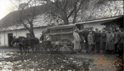 Soldaten des III. Batl. IV Thüring. Inf. Regt. 72 vor einem Krankenwagen in ländlicher Umgebung