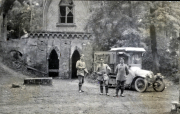 Soldaten des III. Bataillons des IV. Thüring. Infanterie-Regiments 72 vor einer historischen Ruine