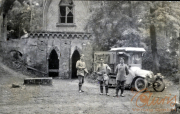 Soldaten des III. Bataillons des IV. Thüring. Infanterie-Regiments 72 vor einer historischen Ruine