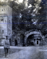 Militärangehöriger vor einer historischen Ruine aus der Zeit des Ersten Weltkriegs in Thüringen