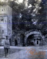 Militärangehöriger vor einer historischen Ruine aus der Zeit des Ersten Weltkriegs in Thüringen
