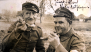 Soldaten des III. Bataillons des IV. Thüringer Infanterie-Regiments 72 genießen eine Mahlzeit im Freien