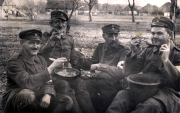 Soldaten des III. Bataillons IV. Thüringischen Infanterie-Regiments 72 bei der gemeinsamen Mahlzeit im Freien