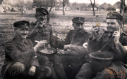 Soldaten des III. Bataillons IV. Thüringischen Infanterie-Regiments 72 bei der gemeinsamen Mahlzeit im Freien