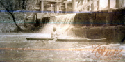 Ein Junge paddelt in einem Kanu am Wasserkraftwerk des IV. Thüringischen Infanterieregiments 72