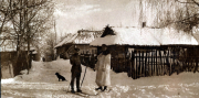 Schneelandschaft mit Skifahrern und historischen Gebäuden in Thüringen