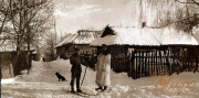 Schneelandschaft mit Skifahrern und historischen Gebäuden in Thüringen