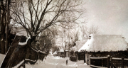 Schnee bedeckte Landschaft mit traditionellen Häusern in einer ruhigen ländlichen Umgebung