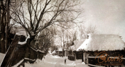 Schnee bedeckte Landschaft mit traditionellen Häusern in einer ruhigen ländlichen Umgebung