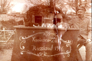 Militärangehöriger verkauft Kaninchen während der Landesausstellung in Russland im Jahr 1916