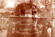 Militärangehöriger verkauft Kaninchen während der Landesausstellung in Russland im Jahr 1916
