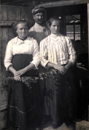 Porträt von Soldaten und Frauen aus dem III. Bataillon IV Thüringischen Infanterie-Regiments 72 in einem ländlichen Umfeld