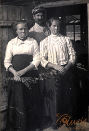 Porträt von Soldaten und Frauen aus dem III. Bataillon IV Thüringischen Infanterie-Regiments 72 in einem ländlichen Umfeld