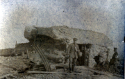 Soldat des III. Bataillons des IV. Thüringischen Infanterie-Regiments 72 steht vor einem befestigten Posten