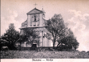 Kirche in Zboiska mit umgebender Natur und historischem Charme