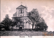 Kirche in Zboiska mit umgebender Natur und historischem Charme