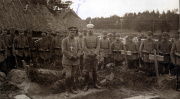 Soldaten des III. Batl. IV Thüring. Inf. Regt. 72 stehen in Formation vor einem Graben während des Ersten Weltkriegs