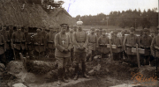 Soldaten des III. Batl. IV Thüring. Inf. Regt. 72 stehen in Formation vor einem Graben während des Ersten Weltkriegs