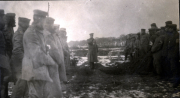 Soldaten des III. Batl. IV Thüring. Inf. Regt. 72 versammeln sich an einem winterlichen Standort während des Ersten Weltkriegs