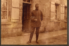 Soldat des III. Bataillons des IV. Thüringischen Infanterie-Regiments 72 vor einem Gebäude