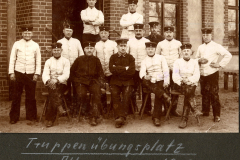Gruppenaufnahme der Soldaten des III. Bataillons des IV. Thüringischen Infanterie-Regiments 72 im Übungsplatz Altenburg 1909