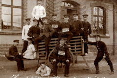Soldaten des III. Batl. IV Thüring. Inf. Regt. 72 posieren vor einem Gebäude in Altenburg im Jahr 1911
