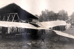 Vorführung eines Flugzeugs durch das III. Bataillon des IV. Thüringischen Infanterie-Regiments 72 im frühen 20. Jahrhundert