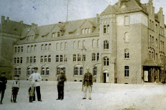 Soldaten und Zivilisten vor dem Gebäude des III. Bataillons des IV. Thüringischen Infanterie-Regiments 72