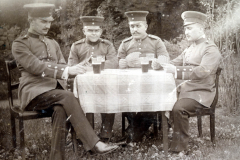 Militärangehörige des III. Batl. IV Thüring. Inf. Regt. 72 beim Kartenspielen im Freien