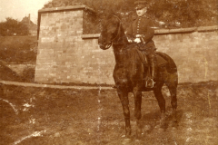 Soldat des III. Bataillons des IV. Thüringischen Infanterieregiments 72 auf einem Pferd