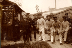 Gruppenbild von Soldaten des III. Bataillons des IV. Thüringischen Infanterie-Regiments 72 in einem Garten