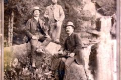 Drei Männer posieren vor einem Wasserfall im Thüringer Wald während des III. Bataillons IV Thüringischen Infanterie-Regiments 72