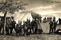 Soldaten des III. Bataillons des IV. Thüringischen Infanterie-Regiments 72 am Ufer der Maas
