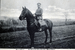 Reiter mit Aufschrift Bleschke des III. Bataillons des IV. Thüringischen Infanterie-Regiments 72 auf einem Pferd