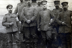 Offiziere des III. Bataillons des IV. Thüringischen Infanterie-Regiments 72 posieren im Freien in der Vergangenheit