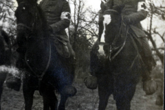 Zwei Soldaten des III. Bataillons des IV. Thüringischen Infanterie-Regiments 72 auf Pferden in einer bewaldeten Umgebung